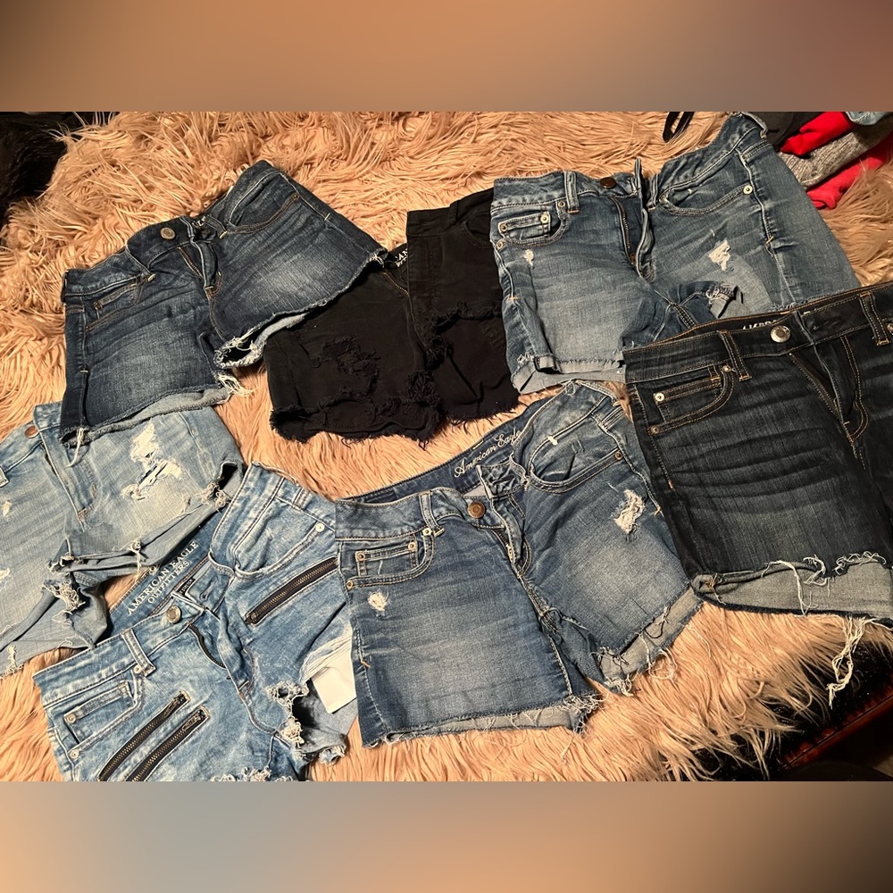 7 pairs of American eagle shorts !